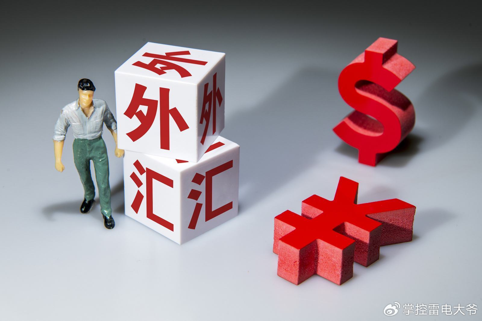 波动率微笑的市场暗号：外汇期权中的非对称密码